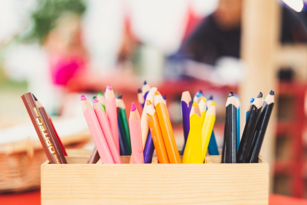 Rentrée scolaire : pot avec crayons de couleur