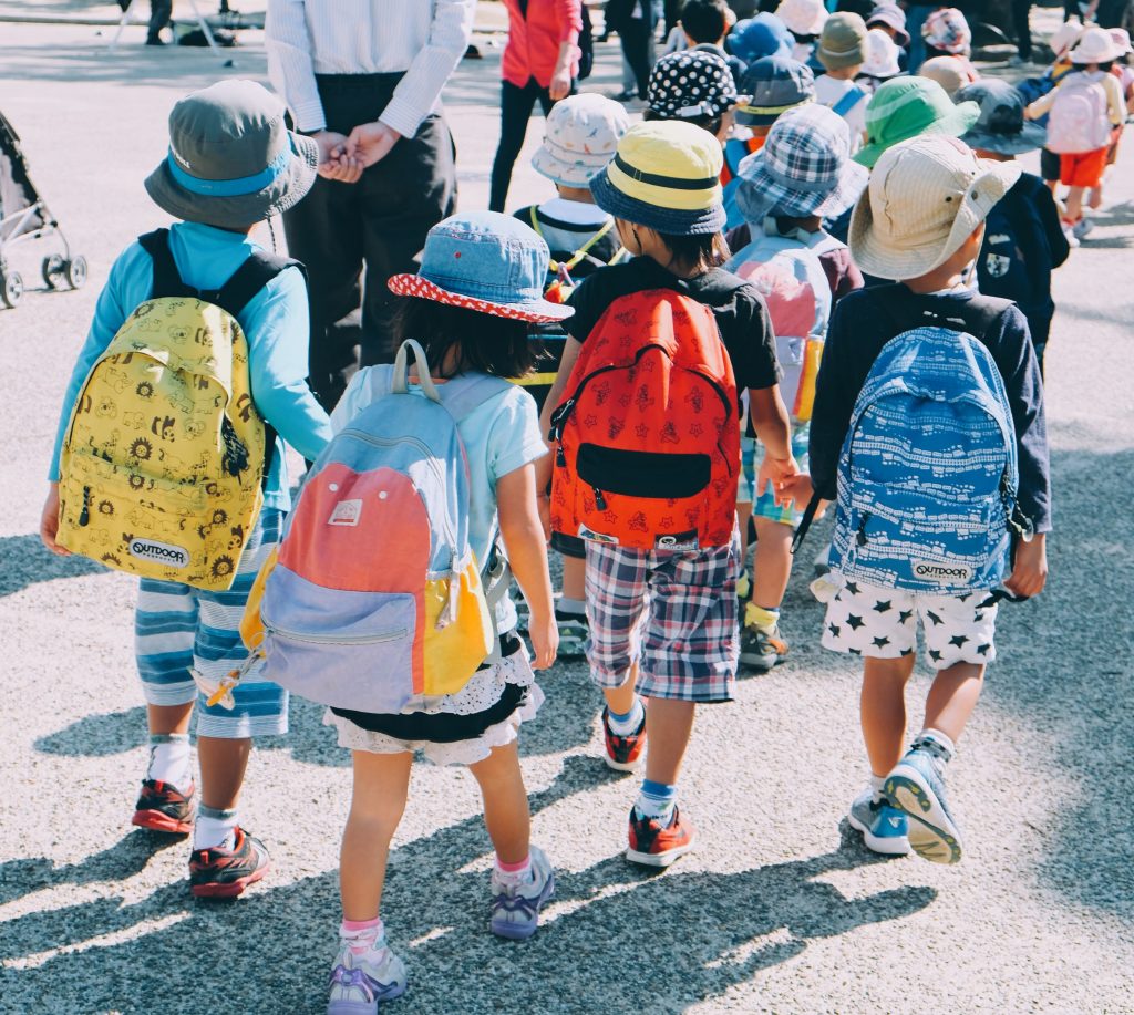 Rentrée scolaire : groupe d'enfants de dos avec sac à dos